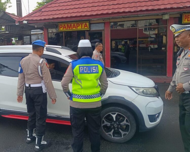 Pemeriksaan Surat dan Kelengkapan Kendaraan Personel Polres Tarakan dalam Rangka Operasi Zebra Kayan 2025
