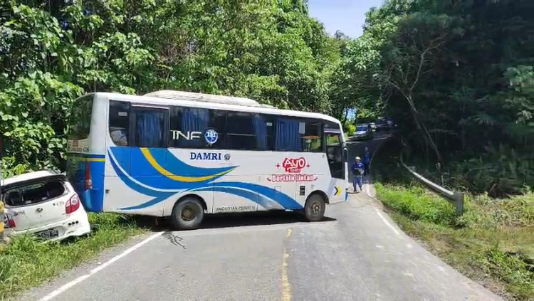 Tali Gas Putus di Tanjakan Sempayang Malinau, Bus DAMRI Meluncur Mundur dan Menabrak Mobil Agya
