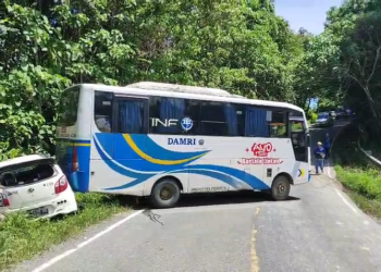 Tali Gas Putus di Tanjakan Sempayang Malinau, Bus DAMRI Meluncur Mundur dan Menabrak Mobil Agya