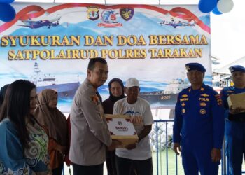 Kapolres Tarakan Berbagi Paket Bansos kepada Masyarakat Pesisir, Wujud Syukur di HUT Polairud ke 75