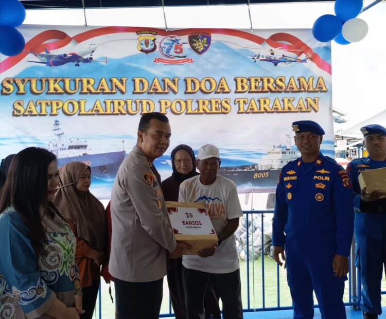 Kapolres Tarakan Berbagi Paket Bansos kepada Masyarakat Pesisir, Wujud Syukur di HUT Polairud ke 75