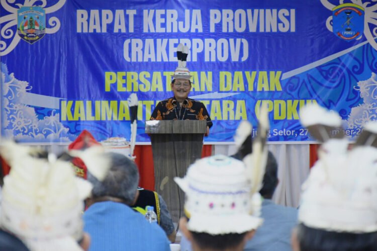 Buka PDKU Rakerprov, Gubernur mengajak memperkuat sinergi komunitas Dayak untuk pembangunan distrik.