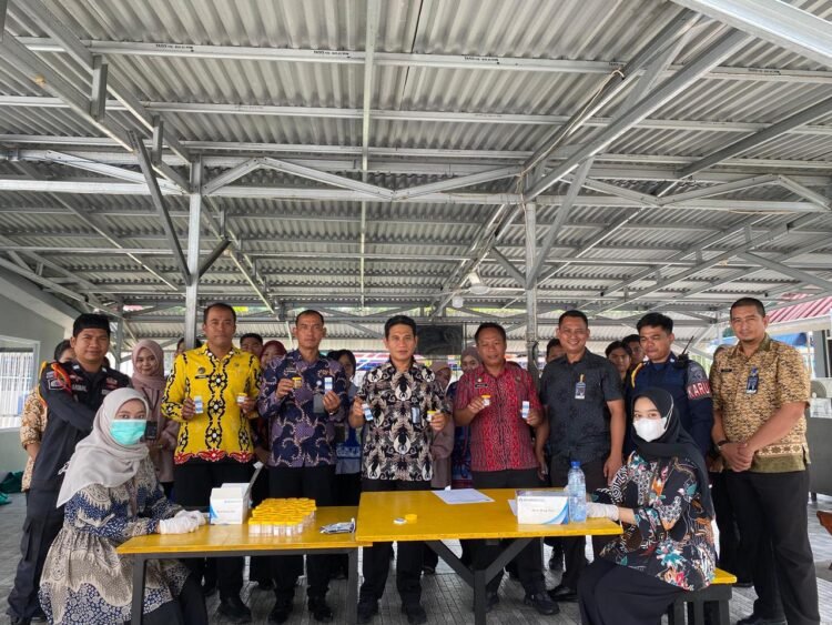 Komitmen Wujudkan Lapas Tarakan Zero Halinar, Petugas dan Warga Binaan Ikuti Test Urine Mendadak