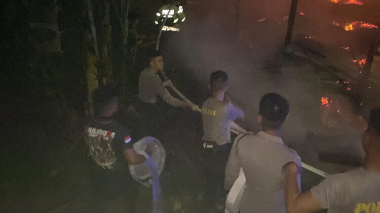 Ditsamapta Polda Kaltara Sigap Padamkan Kebakaran Ruko dan Kios Milik Warga