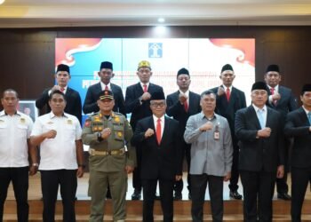 Perkuat Penegakan Hukum di Kutai Kartanegara, Kakanwil Kemenkum Kaltim Lantik 6 PPNS Satpol PP