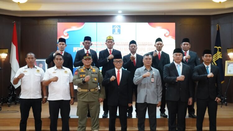 Perkuat Penegakan Hukum di Kutai Kartanegara, Kakanwil Kemenkum Kaltim Lantik 6 PPNS Satpol PP