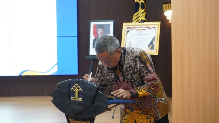 Kemenkum Kaltim Gelar Penandatanganan Perjanjian Kinerja dan Komitmen Pembangunan ZI Tahun 2026