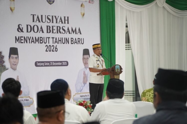 Untuk menyambut tahun 2026, Gubernur mengajak masyarakat untuk memperkuat persaudaraan dan kebersamaan
