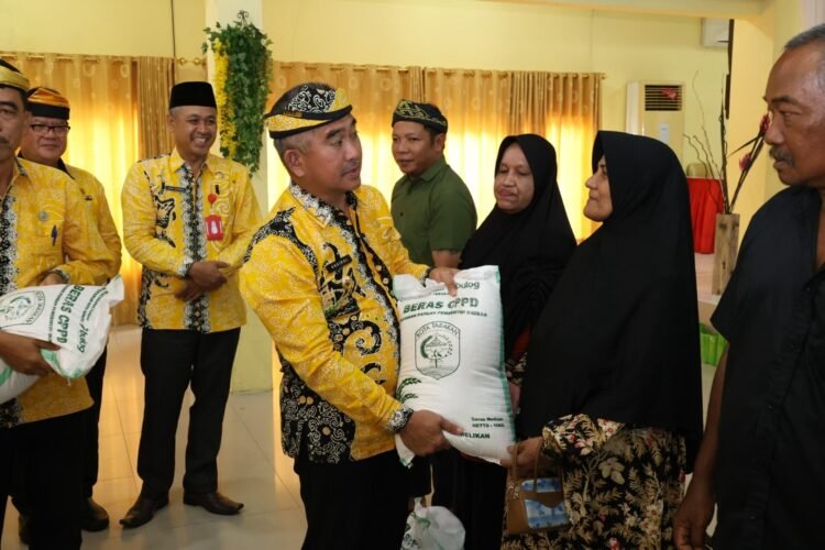 Wali Kota Tarakan Serahkan Bantuan Cadangan Pangan Pemerintah Daerah (CPPD) kepada Masyarakat Terdampak Bencana