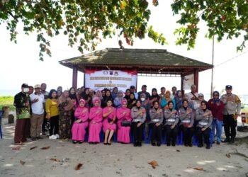 Polwan Polda Kaltim Bersama Bhayangkari Berbagi Tali Asih kepada Warga Klandasan Ilir