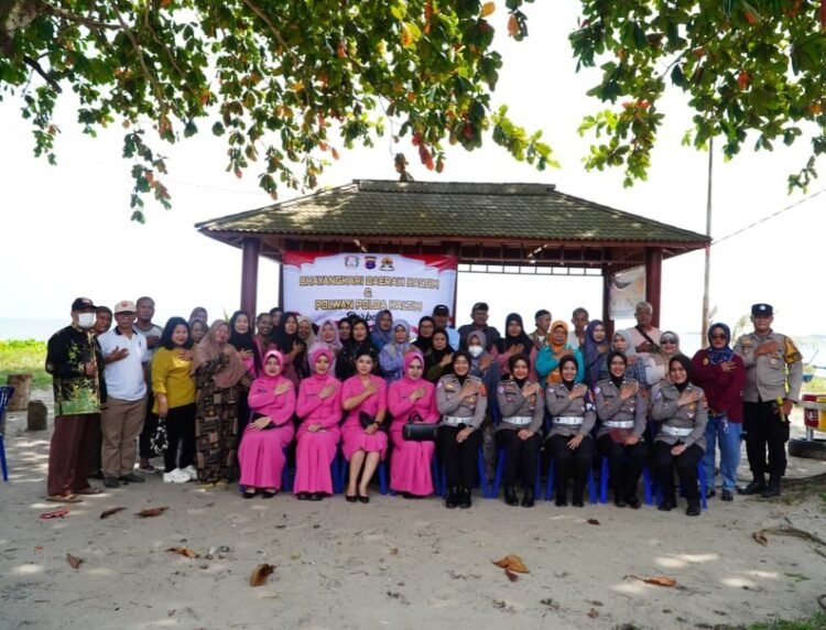 Polwan Polda Kaltim Bersama Bhayangkari Berbagi Tali Asih kepada Warga Klandasan Ilir