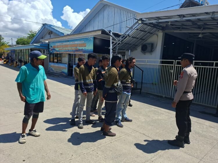 Patroli Himbauan Larangan Membawa Senjata Tajam di Pelabuhan Malundung