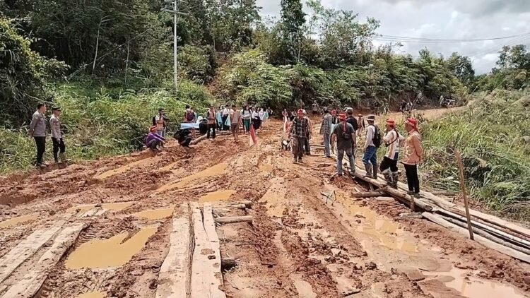 Masyarakat di Krayan timur melaporkan Jalan Rusak kepada Presiden Prabowo