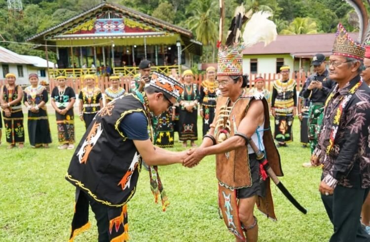 Pererat Harmoni Pemda dan Masyarakat Adat, Bupati Nunukan Terima Gelar Kalawon Saraton