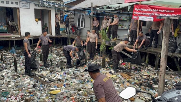 Jaga Kebersihan dan Kamtibmas, Polres Tarakan Gelar Korve di Selumit Pantai