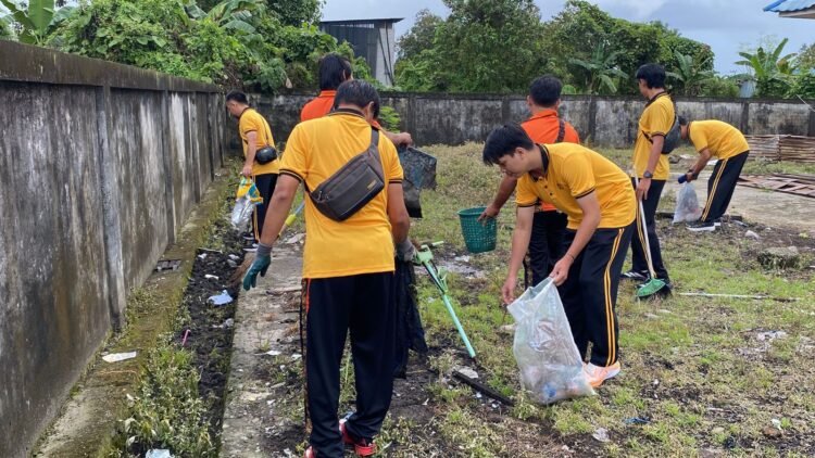 Wujud Kepedulian Lingkungan, Polres Malinau Bersihkan Pasar Induk
