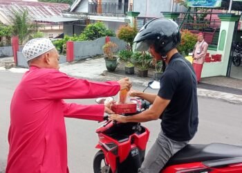 Manisnya Es Teh Berkah Jumat Warnai Kebersamaan di Masjid Darun Najah Tarakan