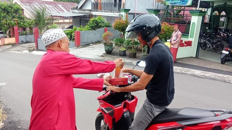 Manisnya Es Teh Berkah Jumat Warnai Kebersamaan di Masjid Darun Najah Tarakan