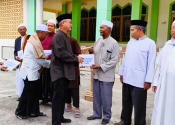 Safari Ramadhan Pemkab Malinau Berlanjut, Bupati Wempi Serahkan Bantuan di Masjid Agung Darul Jalal