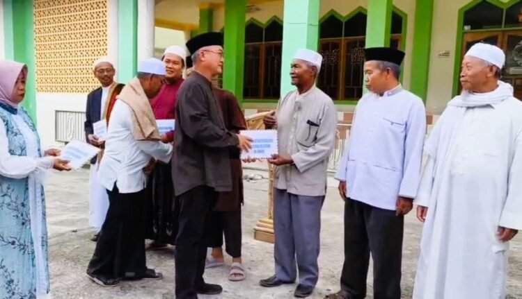 Safari Ramadhan Pemkab Malinau Berlanjut, Bupati Wempi Serahkan Bantuan di Masjid Agung Darul Jalal