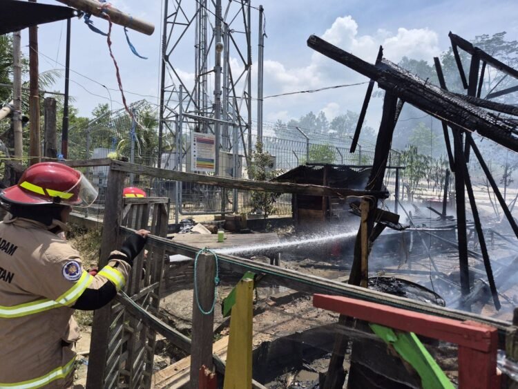 Diduga Atap Lapuk Runtuh, Tempat Pembakaran Batu Bata di Nunukan Selatan Hangus Terbakar