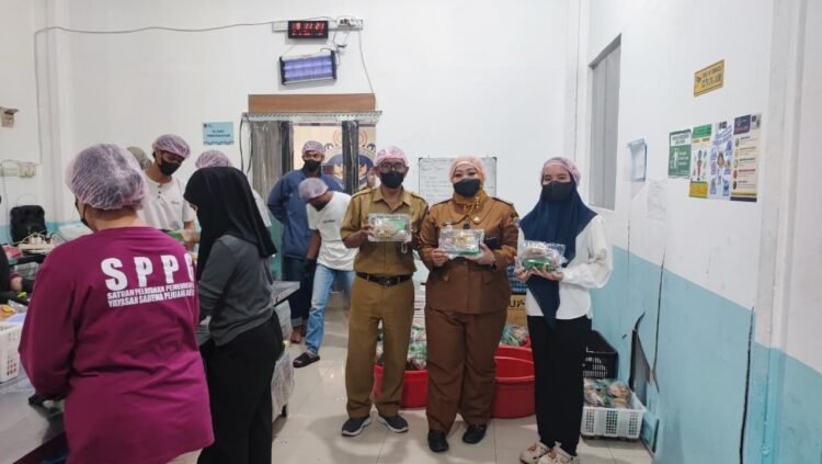 Respons Aduan Warga, Camat Tarakan Utara Tinjau Distribusi Program Makan Bergizi Gratis