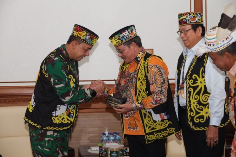 Ingkong Ala Temui Pangdam Mulawarman, Suarakan Harapan Pemuda Dayak Kenyah