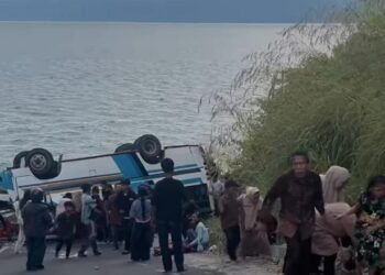 Bus Rombongan Keluarga Terguling di Jalur Menanjak Danau Ranau, Belasan Penumpang Luka-Luka