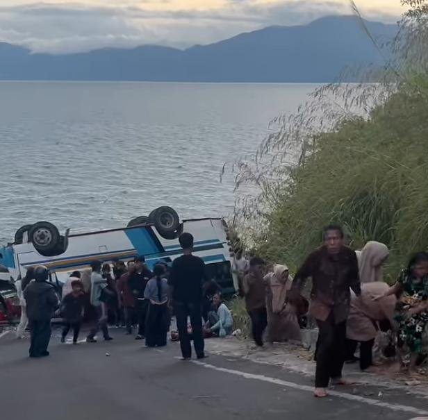 Bus Rombongan Keluarga Terguling di Jalur Menanjak Danau Ranau, Belasan Penumpang Luka-Luka
