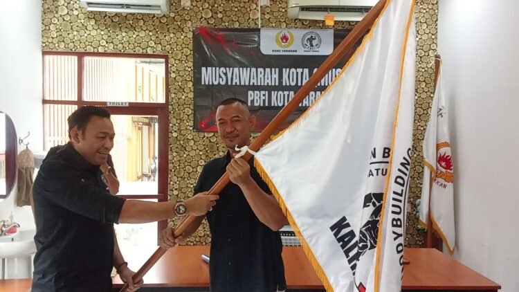 Aklamasi di Muskot I, Ahmady Burhan Kembali Nahkodai PBFI Tarakan dan Terima Pataka