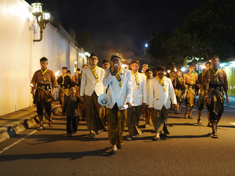 Ratusan Peserta Ikuti Kirab Obor Mangkunegaran Sambut Idulfitri 1447 H
