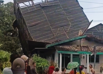Angin Kencang di Jember Angkat Gudang Tembakau, Terhempas ke Atap Rumah Warga