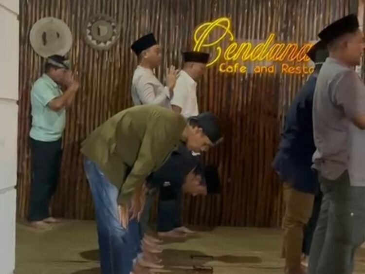 Ketika Gubernur Memilih Diam di Shaf Belakang, Ada Pesan Besar yang Tersampaikan