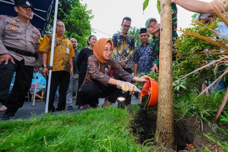 Tanam Tabebuya di Kampung Toleransi, Wakil Wali Kota Surakarta Dorong Ruang Hijau Inklusif