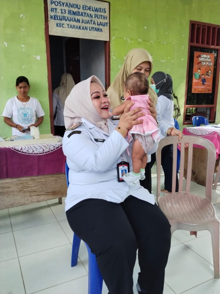 Peluk Perhatian untuk Balita, Camat Tarakan Utara Hadir di Posyandu Juata Laut