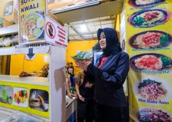 Wawali Astrid Tinjau Pasar Gede, Dorong Pedagang Tinggalkan Plastik Sekali Pakai