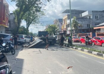Plat Baja Jatuh dari Truk di Jembatan Besi Tarakan, Satu Mobil Tertimpa