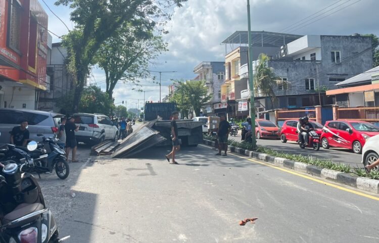 Plat Baja Jatuh dari Truk di Jembatan Besi Tarakan, Satu Mobil Tertimpa
