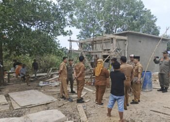 Camat Tarakan Utara dan Trantibum Linmas Satpol PP Tinjau Pembangunan Rumah Makam di Juata Laut