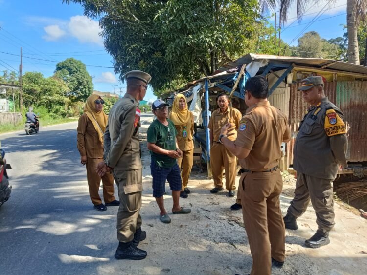Sekcam Tarakan Utara Turun Langsung Tertibkan PKL di Atas Parit Juata Kerikil