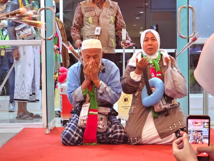Kloter Pertama Haji Debarkasi Solo Tiba, Ahmad Luthfi Pesankan Jemaah Jadi Teladan di Masyarakat