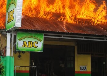 Diduga Korsleting Listrik, Warung Bakso Mie Ayam ABC di Tarakan Terbakar