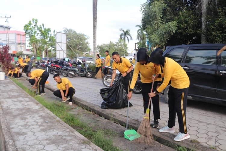 Sambut Hari Bhayangkara ke-80, Polda Kaltara Turun Langsung Bersihkan Pasar Induk