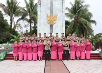 Hormati Jasa Pahlawan, Kapolda Kaltara Pimpin Upacara Ziarah Rombongan di TMP Telabang Bangsa