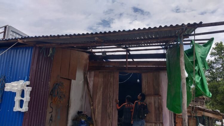 Angin Puting Beliung Terjang Selisun, BPBD Tangani Kerusakan Enam Bangunan