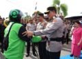 Kepedulian Berbuah Penghormatan, Komunitas Ojol Antar Kepergian Irjen Pol. Djati dengan Syal Dayak