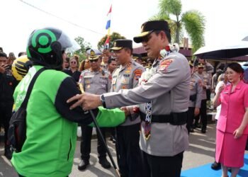 Kepedulian Berbuah Penghormatan, Komunitas Ojol Antar Kepergian Irjen Pol. Djati dengan Syal Dayak