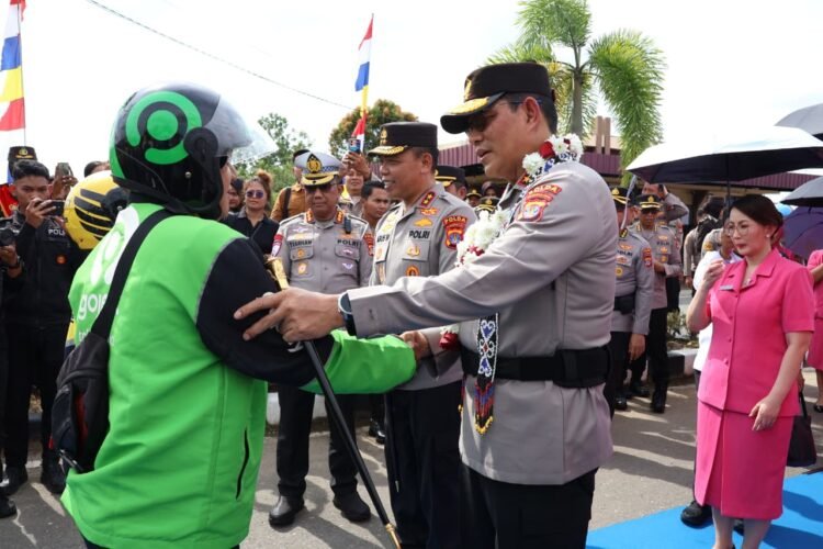Kepedulian Berbuah Penghormatan, Komunitas Ojol Antar Kepergian Irjen Pol. Djati dengan Syal Dayak