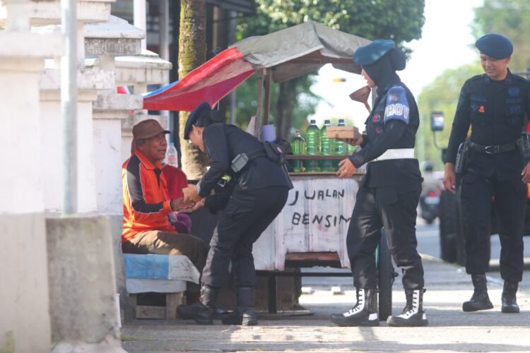 Jumat Berkah Satbrimob Kaltara, Berbagi untuk Menguatkan Rasa Kemanusiaan