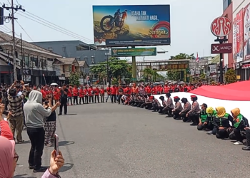 Warga Tarakan Rayakan Detik-Detik Proklamasi dengan Bentangkan Bendera 17 x 8 Meter